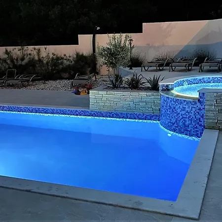 Luxury Frangipane Villa *